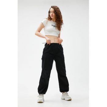 Tricou crop cu detaliu brodat