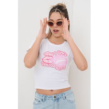 Tricou crop cu imprimeu pe piept