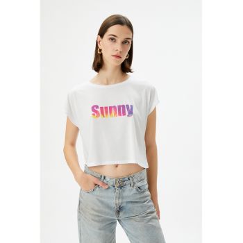 Tricou crop cu imprimeu text
