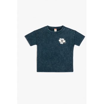 Tricou cu decolteu la baza gatului