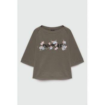 Tricou cu imprimeu text si floral frontal