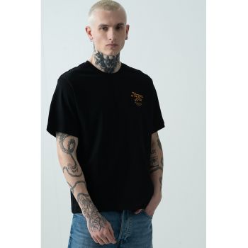 Tricou de bumbac cu decolteu la baza gatului - imprimeu grafic si text
