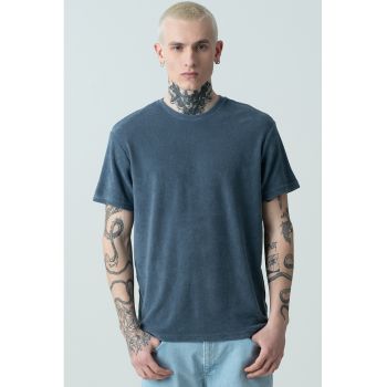 Tricou regular fit cu decolteu la baza gatului