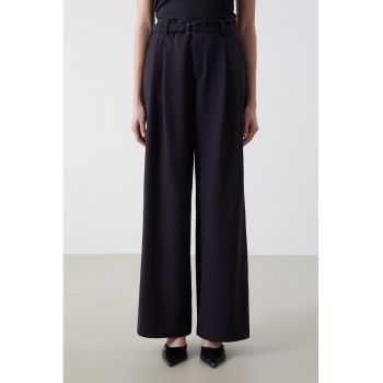 Pantaloni cu croiala ampla si talie elastica