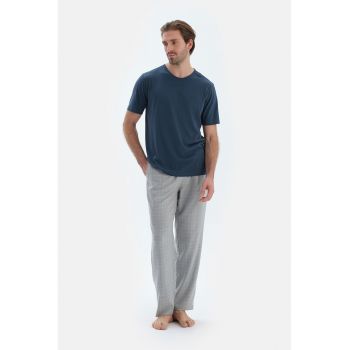 Pantaloni de pijama cu snur de ajustare si model in carouri
