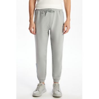 Pantaloni de trening cu buzunare cu fermoar