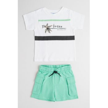 Set de tricou cu decolteu la baza gatului si pantaloni scurti