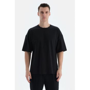 Tricou cu decolteu la baza gatului