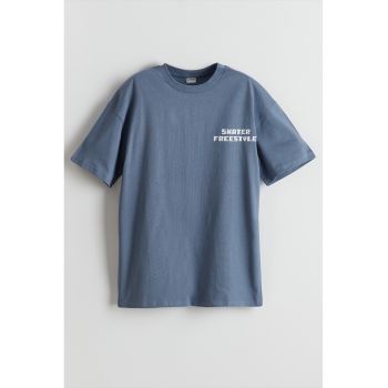 Tricou din bumbac cu decolteu la baza gatului si imprimeu