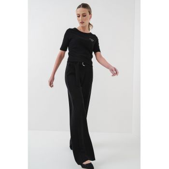 Tricou regular fit cu decolteu la baza gatului