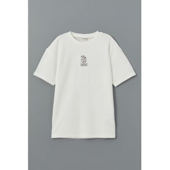 Tricou supradimensionat cu decolteu la baza gatului