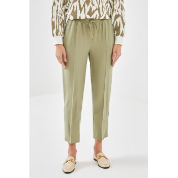 Pantaloni crop cu pliuri si snur
