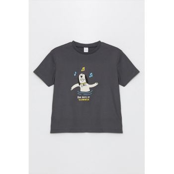 Tricou cu decolteu la baza gatului