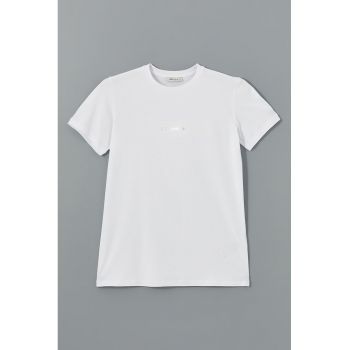 Tricou cu decolteu la baza gatului