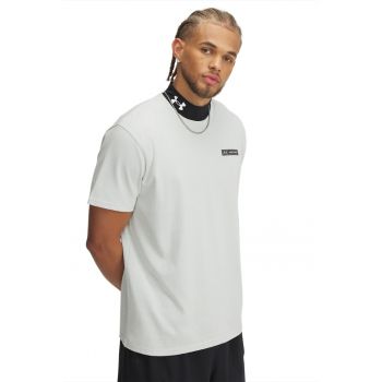 Tricou cu decolteu la baza gatului