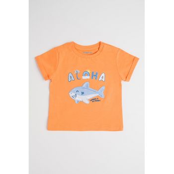 Tricou cu decolteu la baza gatului si imprimeu grafic