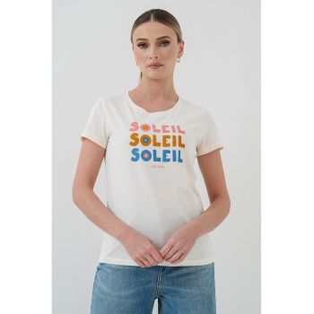 Tricou cu decolteu la baza gatului si imprimeu text Alma