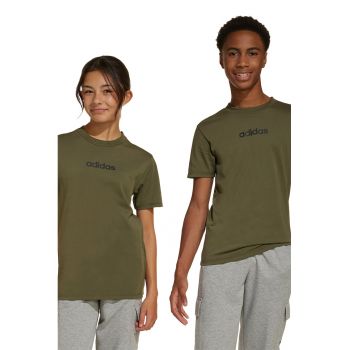 Tricou cu decolteu la baza gatului si logo pe piept