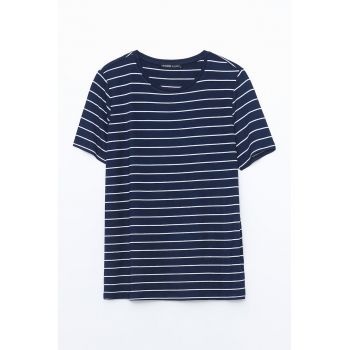 Tricou cu decolteu la baza gatului si model in dungi