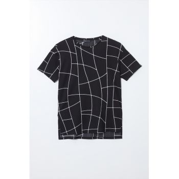 Tricou cu decolteu la baza gatului si model
