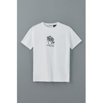 Tricou cu imprimeu si decolteu la baza gatului