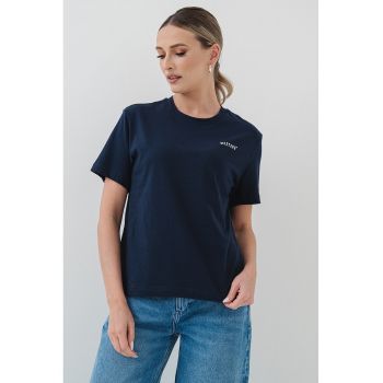 Tricou lejer cu decolteu la baza gatului