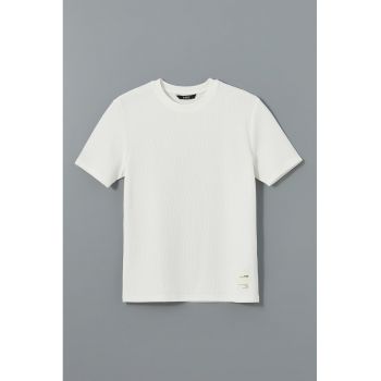 Tricou striat cu decolteu la baza gatului