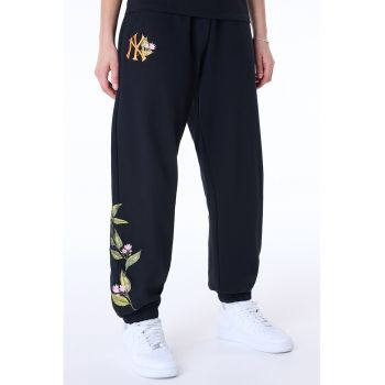 Pantaloni de trening relaxed fit cu imprimeu