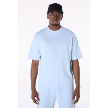 Tricou cu decolteu la baza gatului si imprimeu logo pe spate