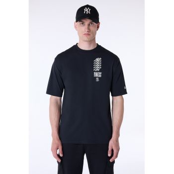 Tricou cu decolteu la baza gatului si model logo