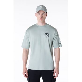 Tricou cu decolteu la baza gatului si monograma pe piept