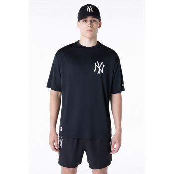 Tricou cu decolteu la baza gatului si monograma pe piept
