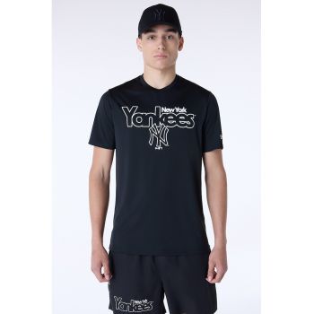Tricou cu decolteu la baza gatului