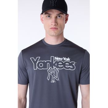 Tricou cu imprimeu si decolteu la baza gatului