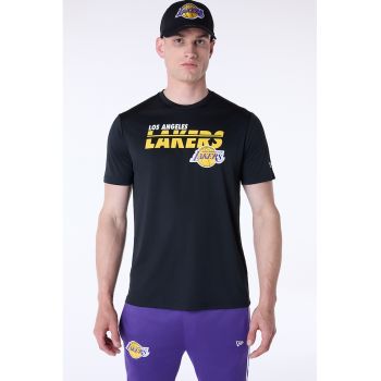 Tricou cu imprimeu si decolteu la baza gatului