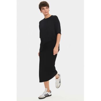 Tricou lejer cu decolteu la baza gatului
