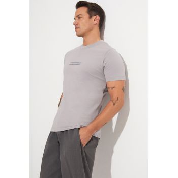 Tricou slim fit cu decolteu la baza gatului
