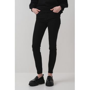 Blugi slim fit cu talie medie