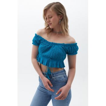 Bluza crop cu decolteu pe un umar
