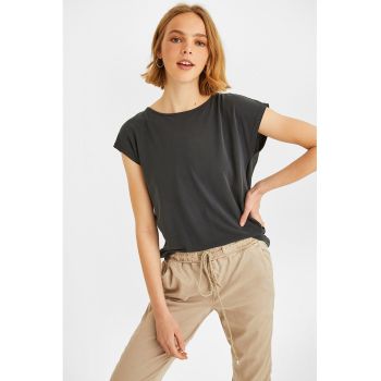 Bluza cu decolteu adanc pe partea din spate