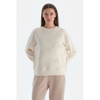 Bluza cu model uni si decolteu la baza gatului
