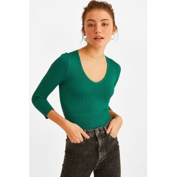 Bluza slim-fit striata cu decolteu in V