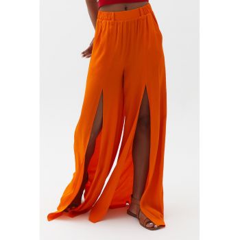 Pantaloni cu croiala ampla si slituri frontale