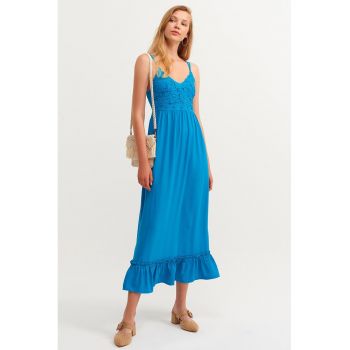 Rochie midi evazata cu decolteu in V si volane