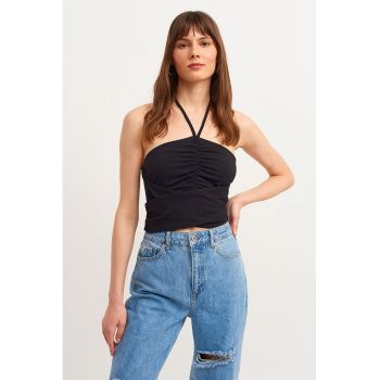 Top crop cu decolteu halter