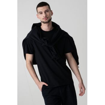 Tricou cu decolteu la baza gatului