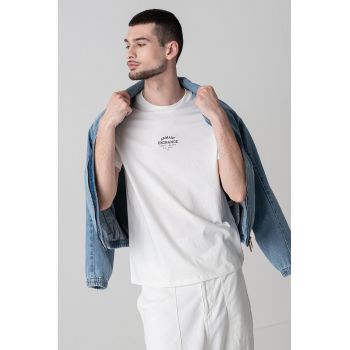 Tricou cu decolteu la baza gatului si logo