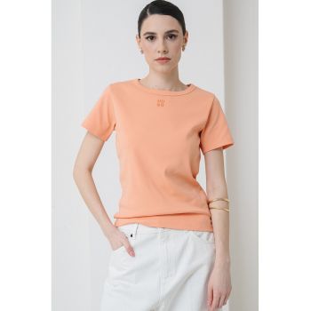 Tricou cu decolteu la baza gatului si logo brodat Deloris