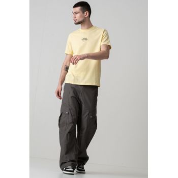 Tricou cu decolteu la baza gatului si logo
