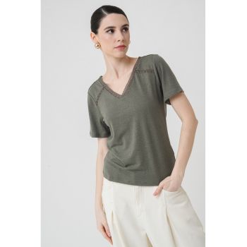 Tricou regular fit cu decolteu in V